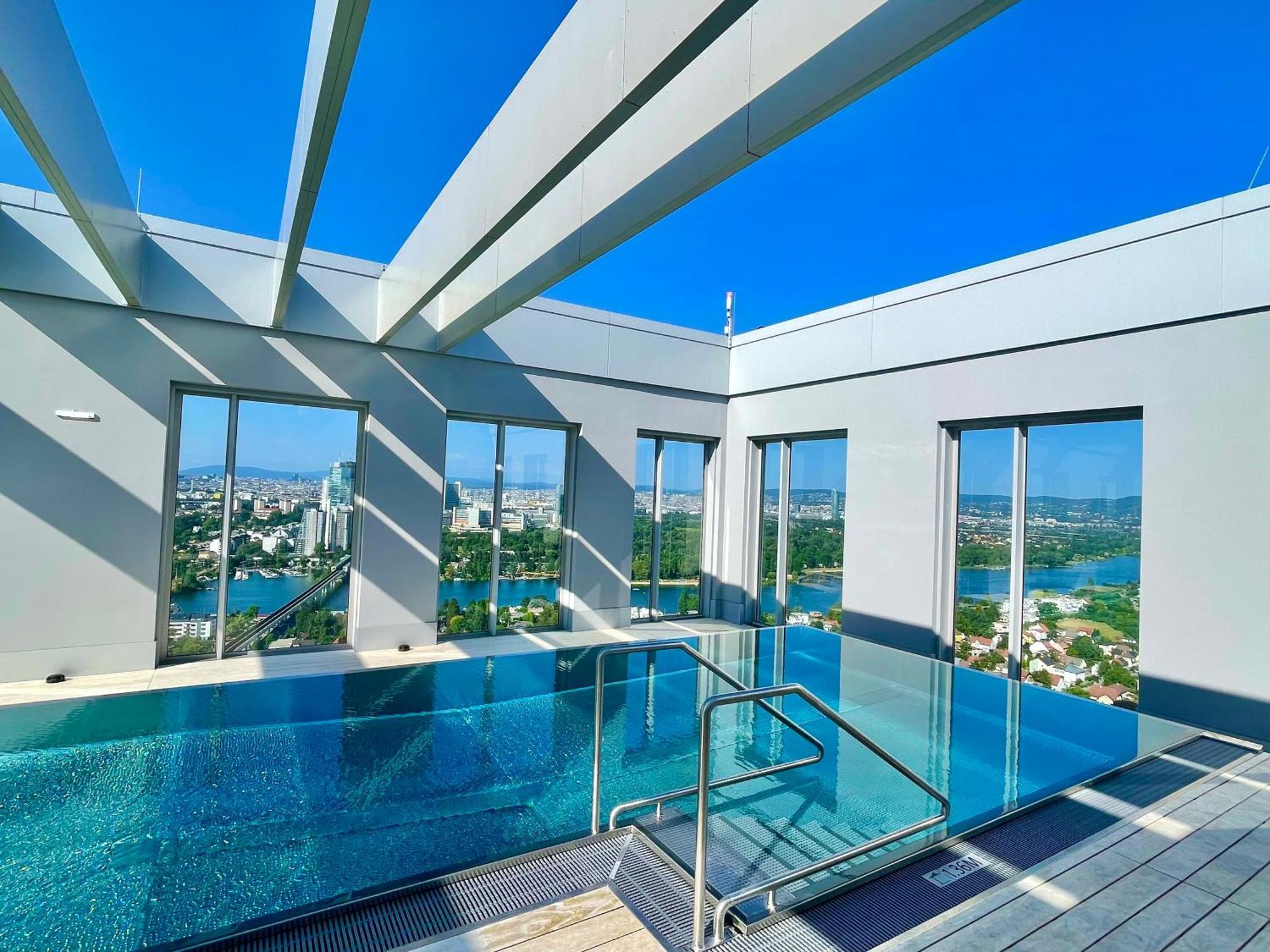 Infinity Pool Mit Blick Uber * Wien